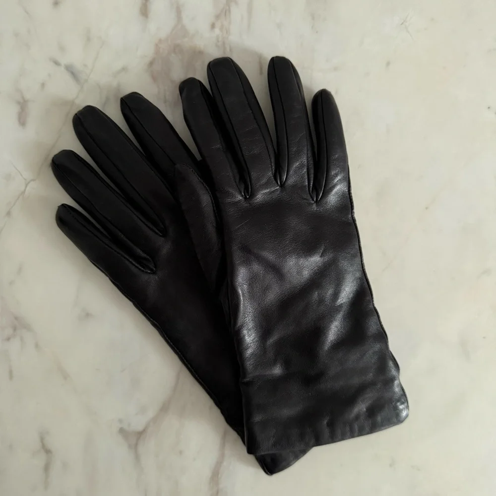 Bloomingdale’s 100% Leather Cashmere Lined Black Gloves made in Italy size 6.5